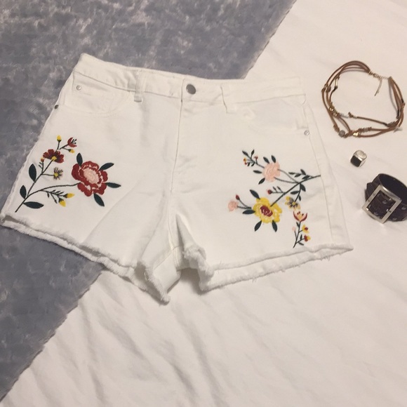 Blu Pepper Pants - 🌺Blu.Pepper White Embroidered Jean Shorts M EUC